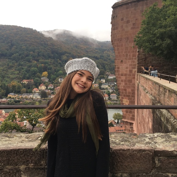 Meet your Posher, Mikayla - Picture 3 of 3